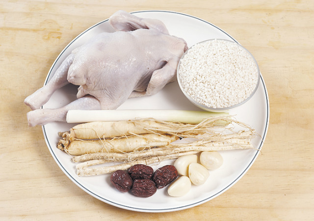 huong-dan-nau-mon-sup-ga-nhan-sam-han-quoc- Samgyetang